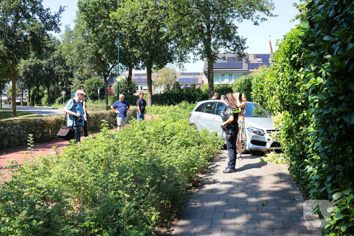 Auto vliegt uit de bocht en eindigt tegen tuinschutting
