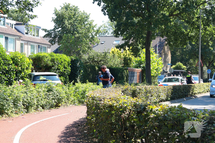 Auto vliegt uit de bocht en eindigt tegen tuinschutting