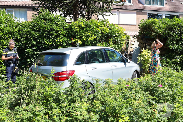 Auto vliegt uit de bocht en eindigt tegen tuinschutting