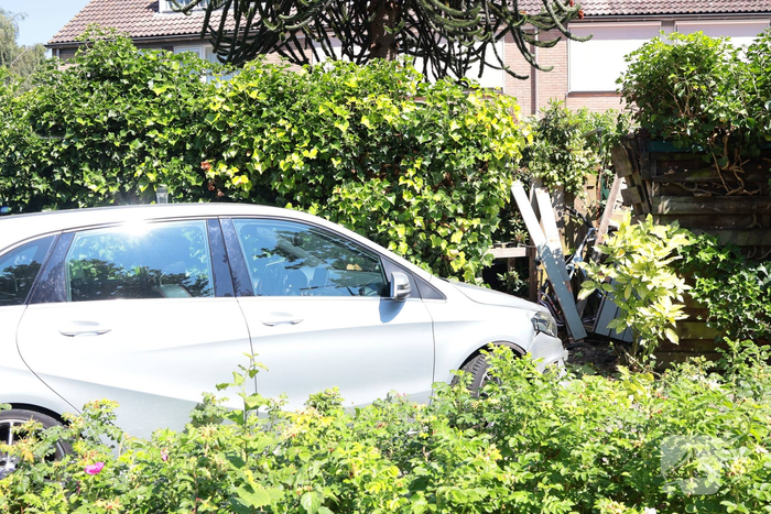 Auto vliegt uit de bocht en eindigt tegen tuinschutting