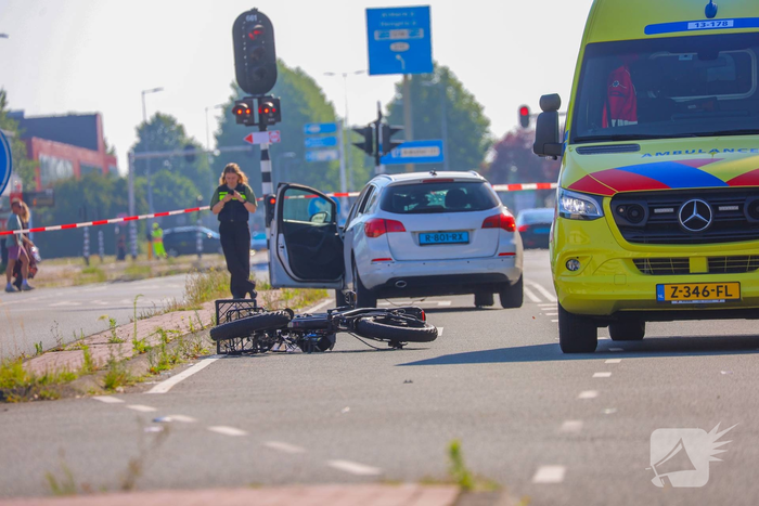 Zwaargewonde bij aanrijding fatbike en taxi