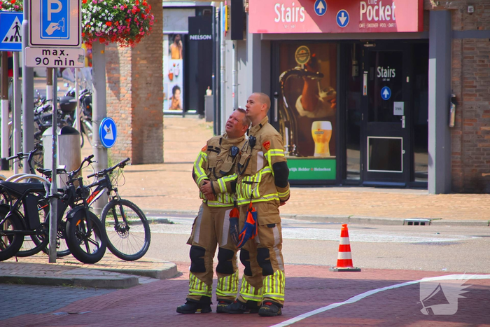 Jonge meeuw door brandweer van balkon gered