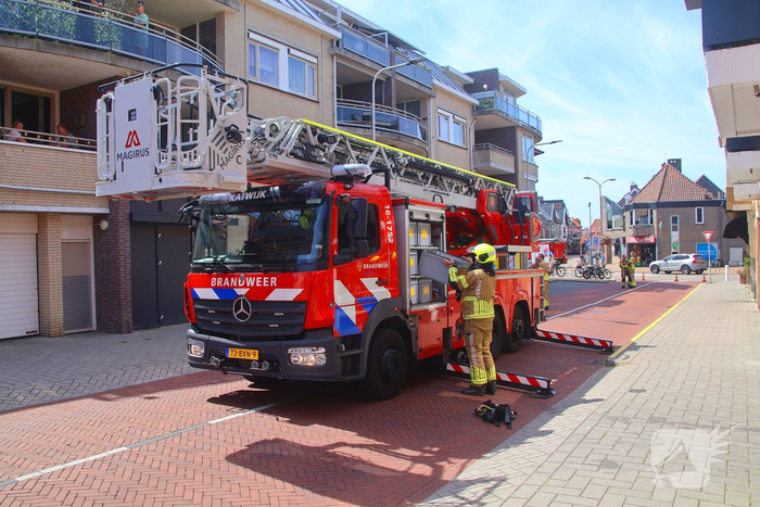 Jonge meeuw door brandweer van balkon gered