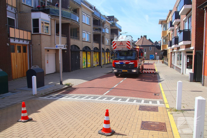 Jonge meeuw door brandweer van balkon gered