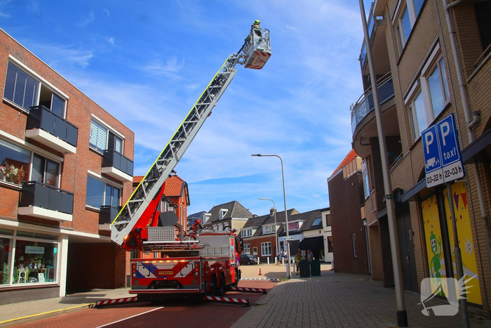 Jonge meeuw door brandweer van balkon gered
