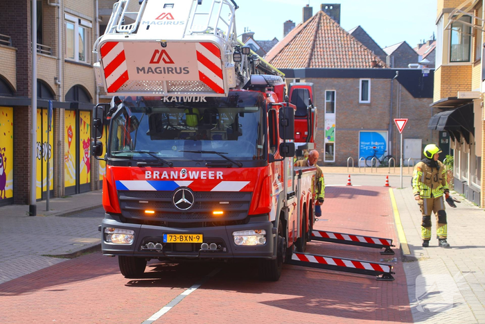 Jonge meeuw door brandweer van balkon gered