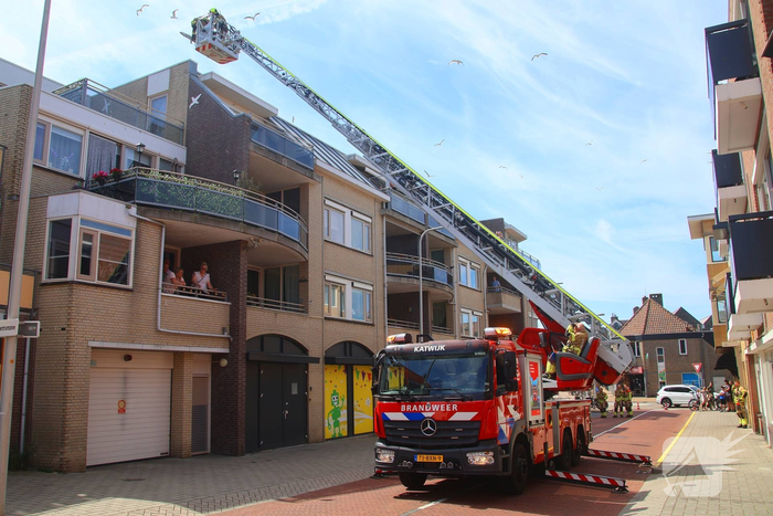Jonge meeuw door brandweer van balkon gered