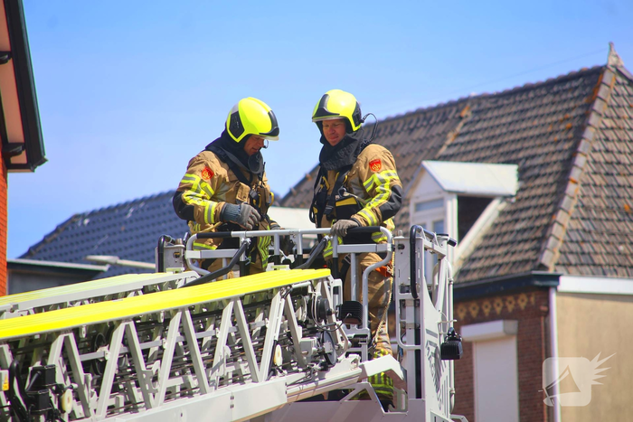 Jonge meeuw door brandweer van balkon gered