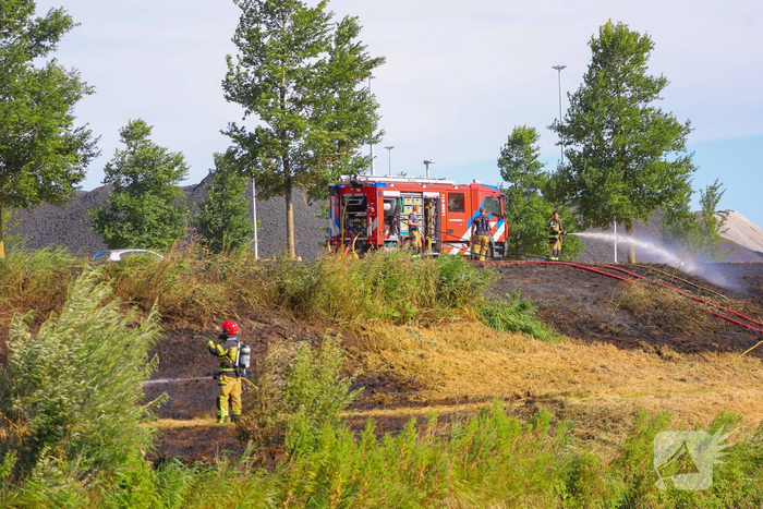 Brand in havengebied verwoest berm en bos
