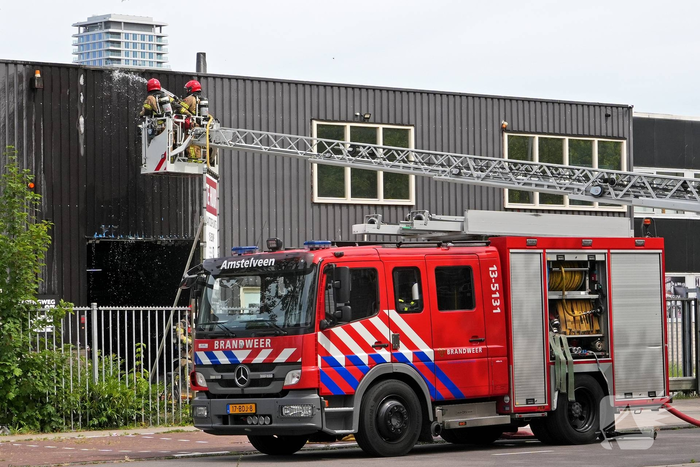 Kleine dakbrand bij kantoorpand snel geblust