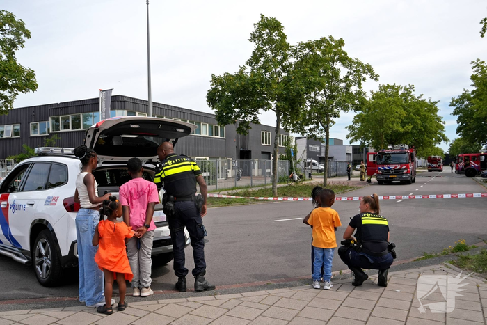 Kleine dakbrand bij kantoorpand snel geblust