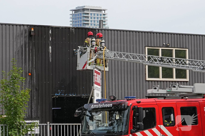 Kleine dakbrand bij kantoorpand snel geblust