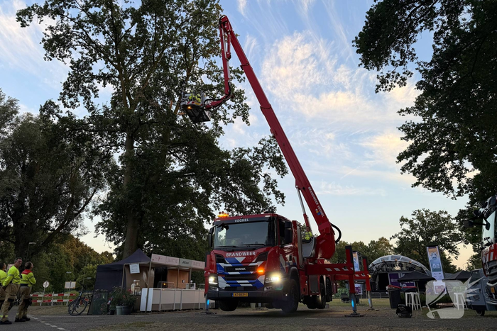 Brandweer verwijdert gevaarlijke tak
