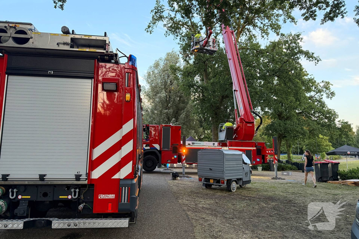 Brandweer verwijdert gevaarlijke tak