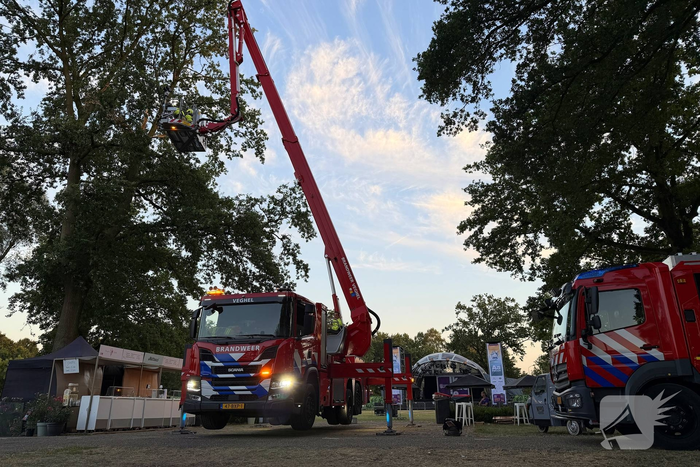 Brandweer verwijdert gevaarlijke tak