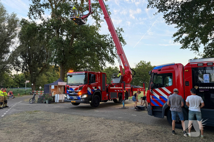 Brandweer verwijdert gevaarlijke tak
