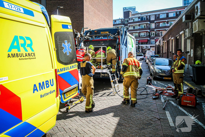 Persoon bekneld in vuilniswagen