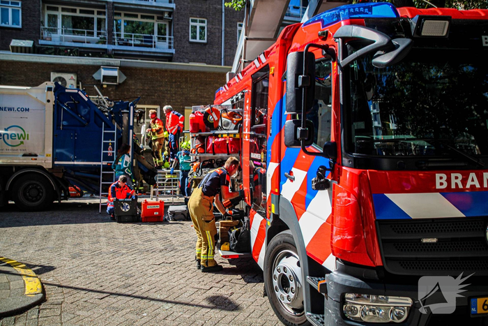 Persoon bekneld in vuilniswagen