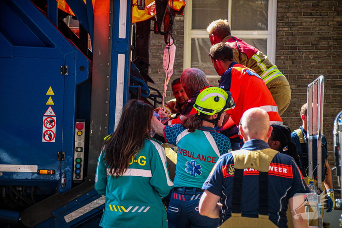 Persoon bekneld in vuilniswagen
