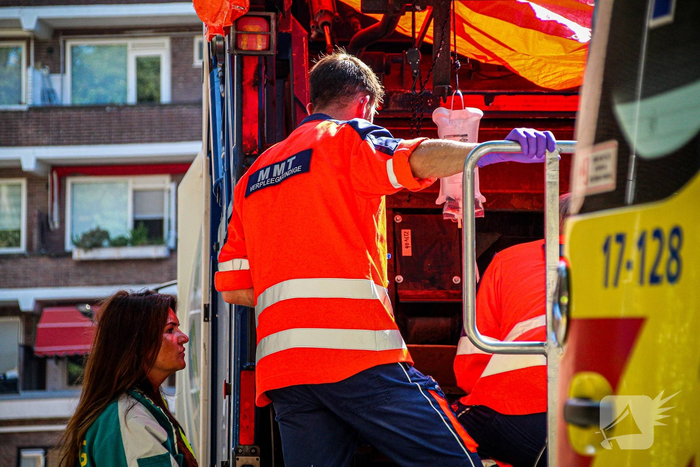 Persoon bekneld in vuilniswagen