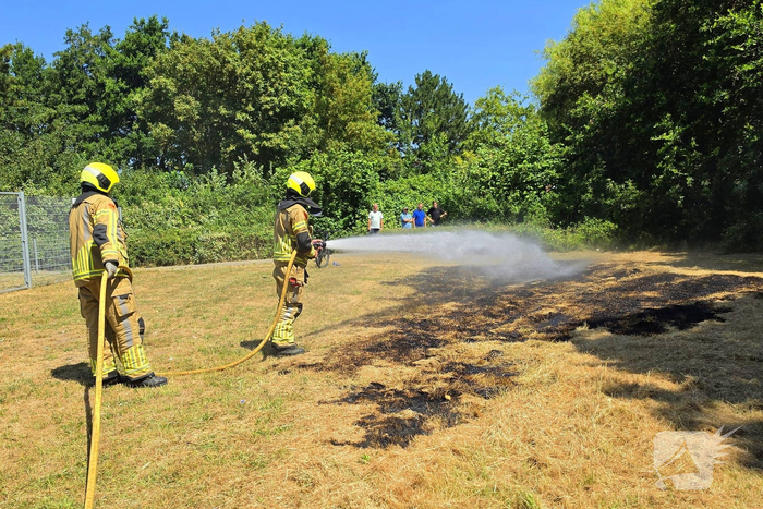 Omstanders doven brand voor aankomst brandweer