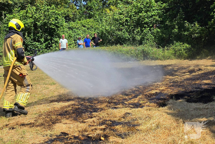 Omstanders doven brand voor aankomst brandweer