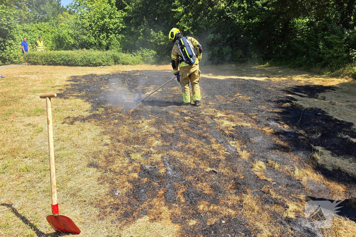 Omstanders doven brand voor aankomst brandweer