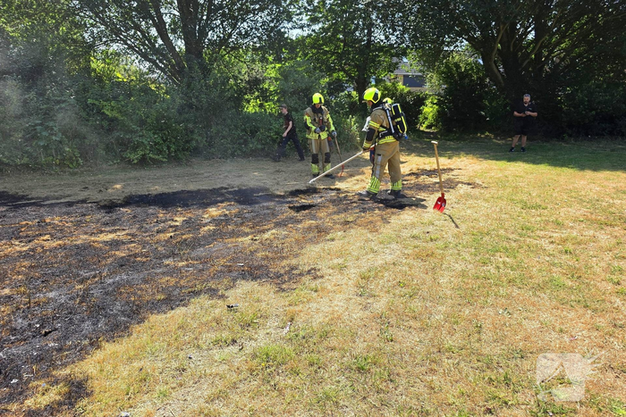 Omstanders doven brand voor aankomst brandweer