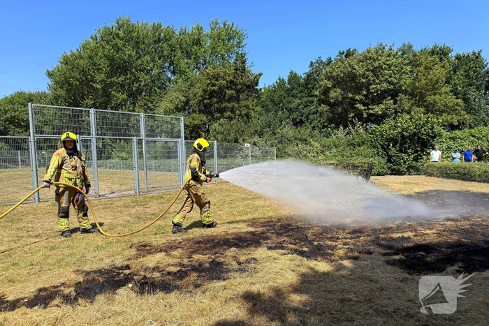 Omstanders doven brand voor aankomst brandweer