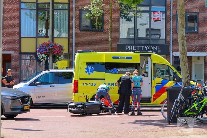 Scooterrijder gewond bij aanrijding met auto