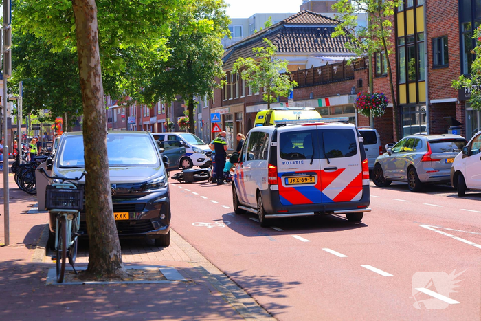 Scooterrijder gewond bij aanrijding met auto