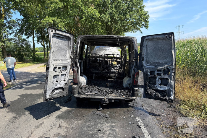 Bestelbus in brand op drukke weg