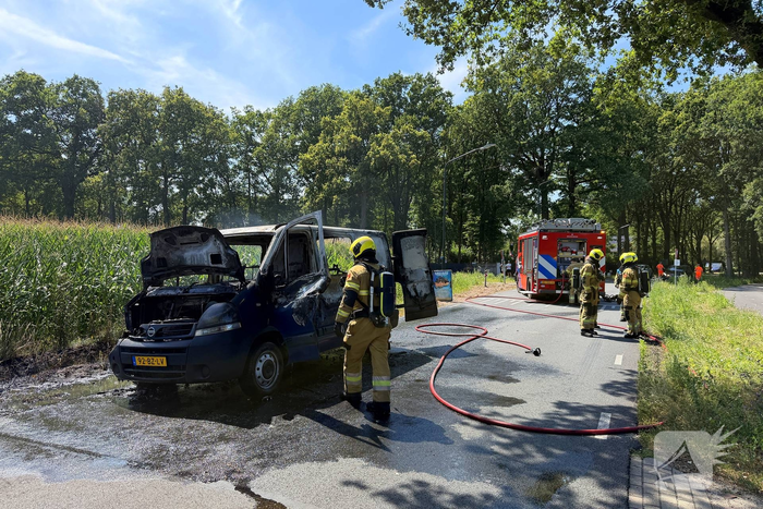 Bestelbus in brand op drukke weg