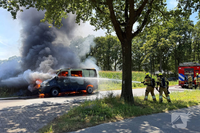 Bestelbus in brand op drukke weg