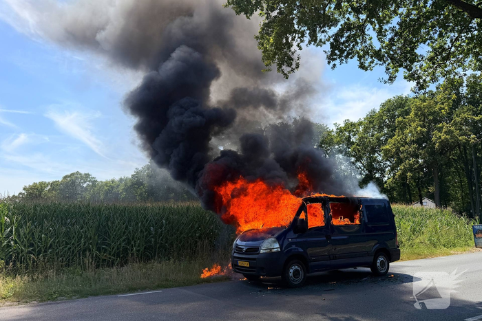 Bestelbus in brand op drukke weg