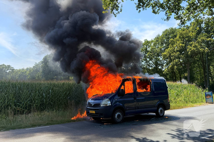 Bestelbus in brand op drukke weg