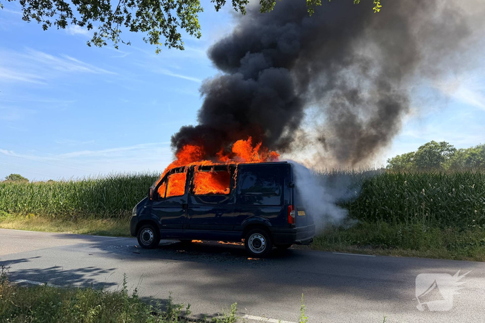 Bestelbus in brand op drukke weg