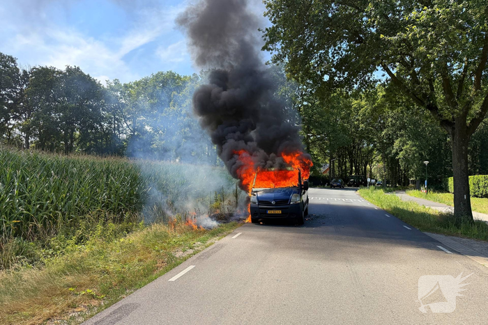 Bestelbus in brand op drukke weg