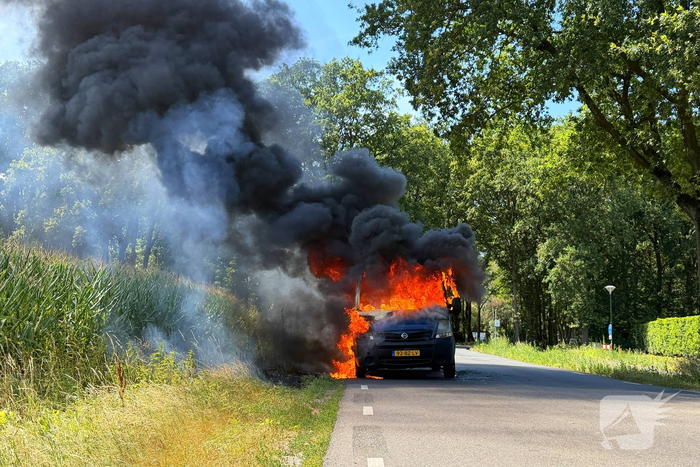 Bestelbus in brand op drukke weg