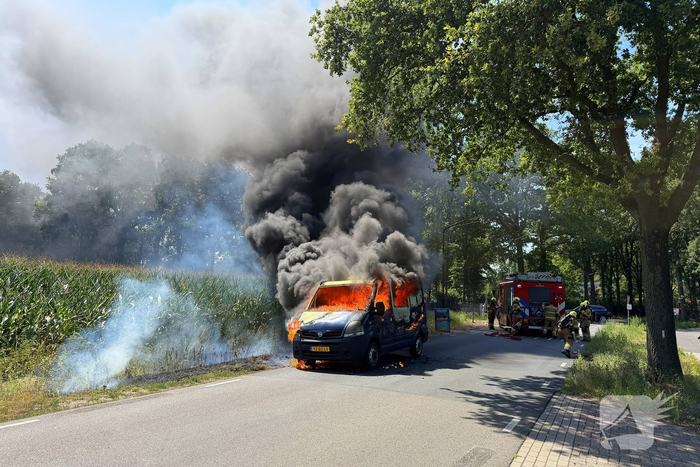 Bestelbus in brand op drukke weg