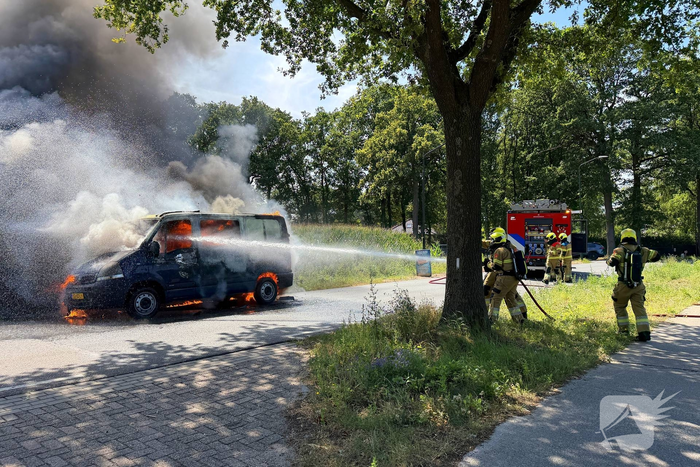 Bestelbus in brand op drukke weg