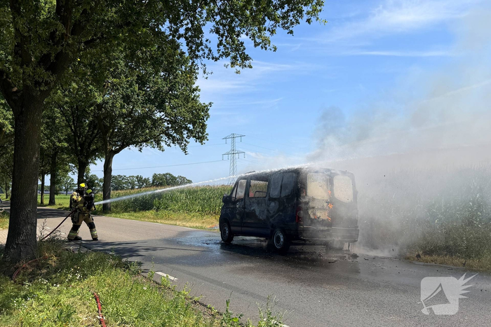 Bestelbus in brand op drukke weg