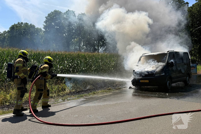 Bestelbus in brand op drukke weg