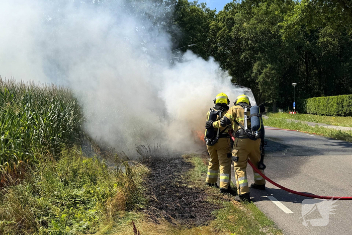 Bestelbus in brand op drukke weg