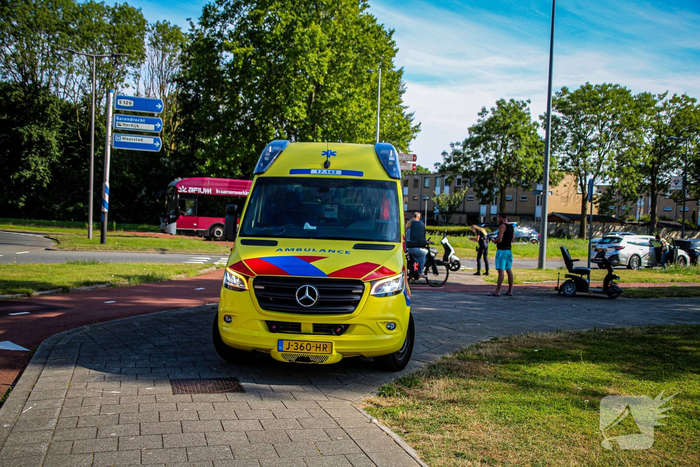Ambulancedienst ingezet nadat scooterrijder botst
