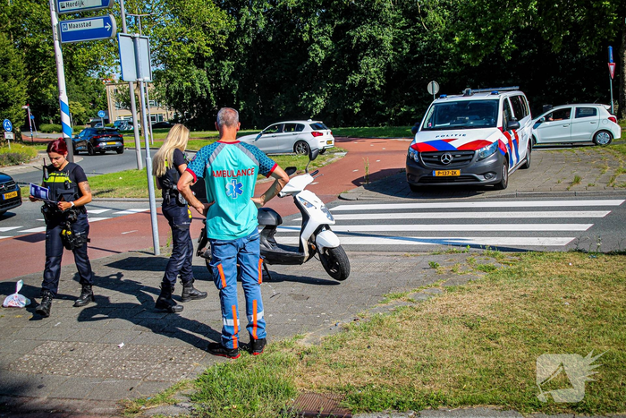 Ambulancedienst ingezet nadat scooterrijder botst