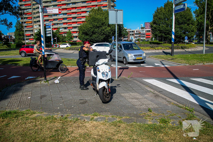 Ambulancedienst ingezet nadat scooterrijder botst