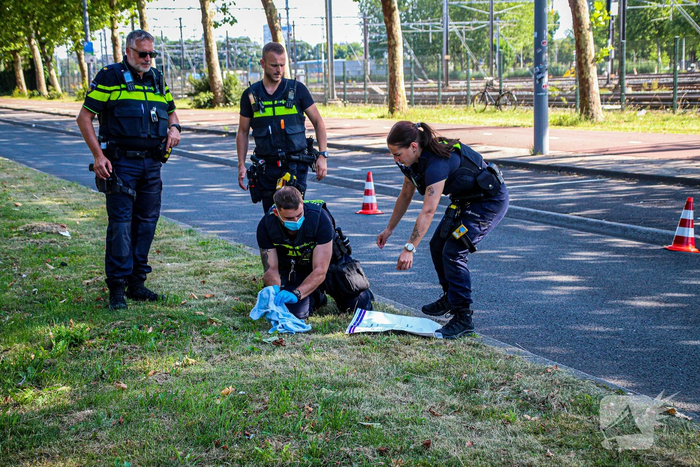 Politie onderzoekt verdachte vondst in berm