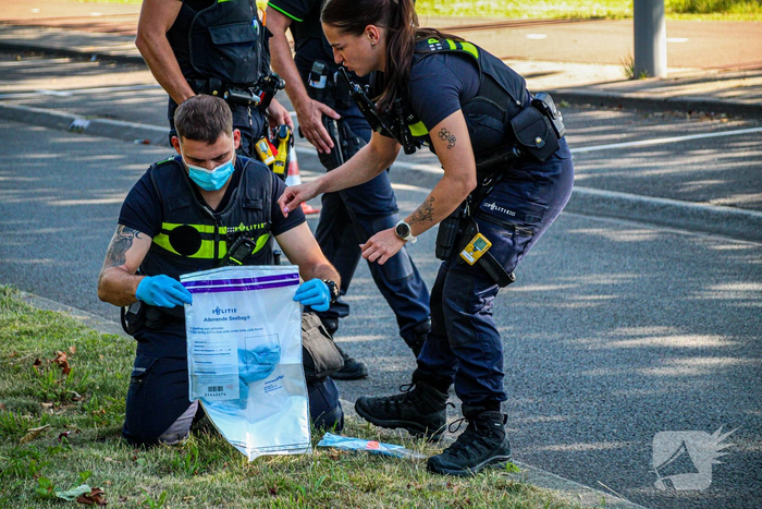 Politie onderzoekt verdachte vondst in berm