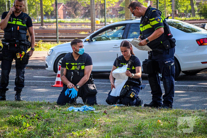 Politie onderzoekt verdachte vondst in berm